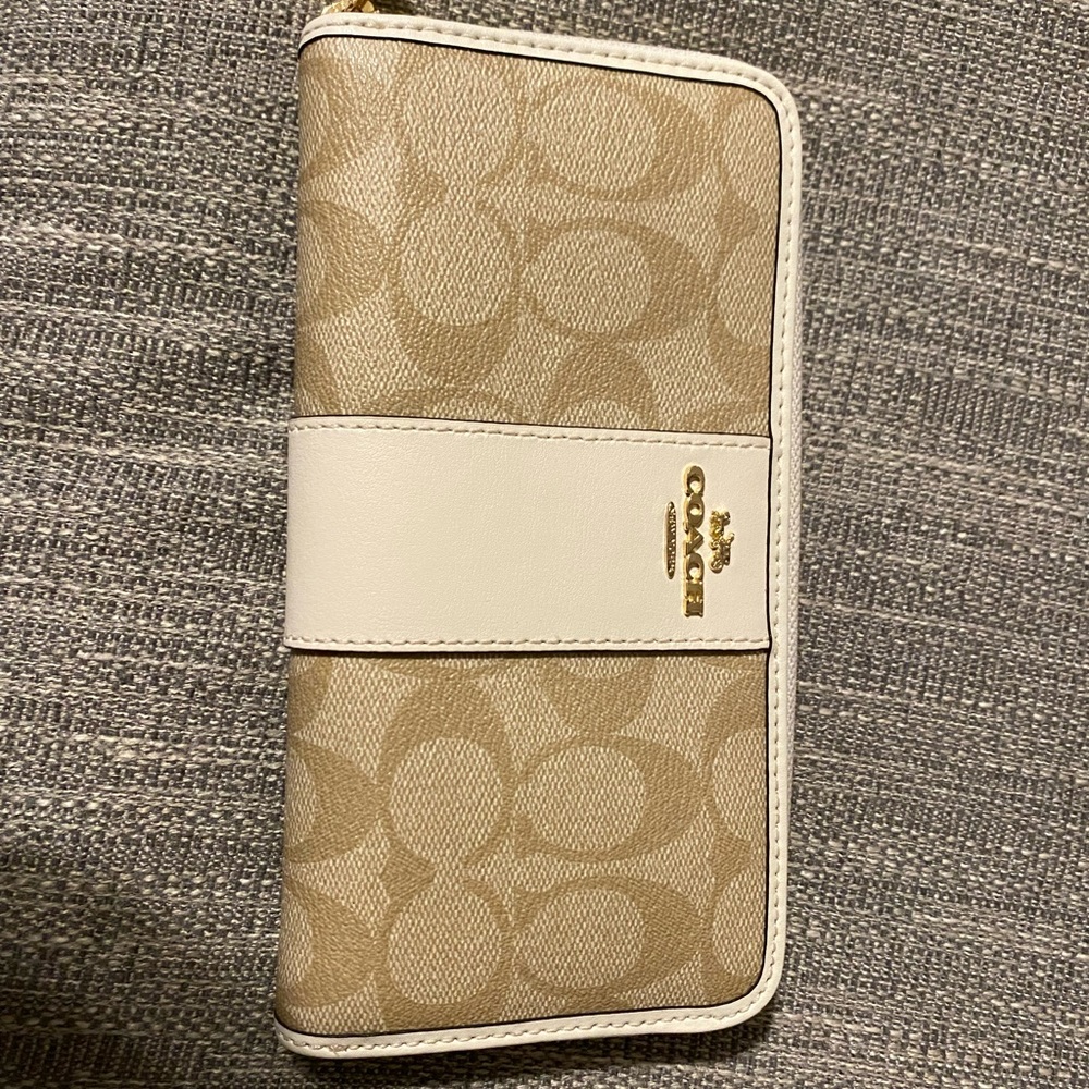 Authentic Coach zip wallet